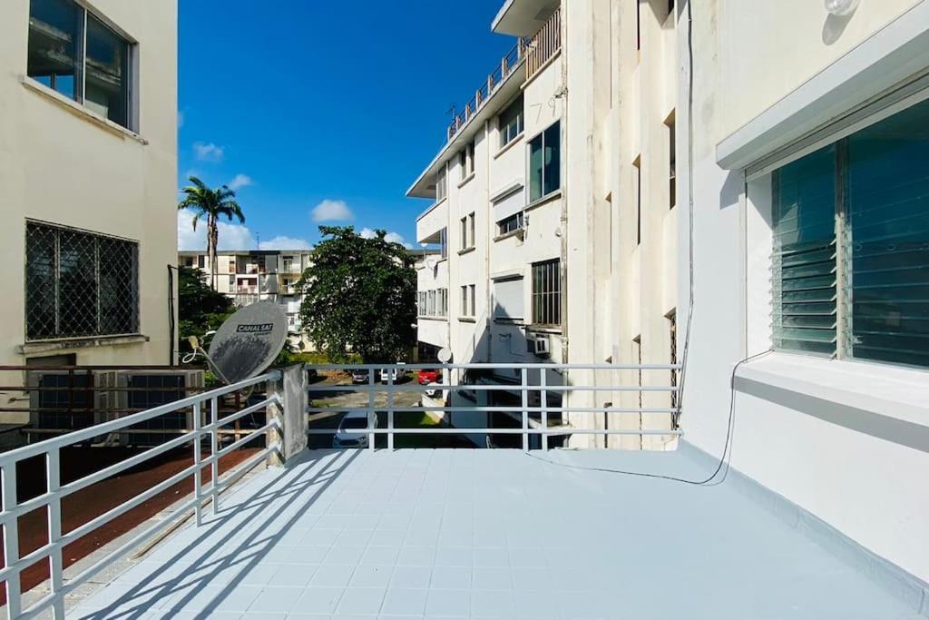 Le Sunshine - Au Coeur Du Centre Ville De Pointe- A- Pitre - Proche De Tout Avec Sa Grande Terrasse Ensoleillee Bagian luar foto